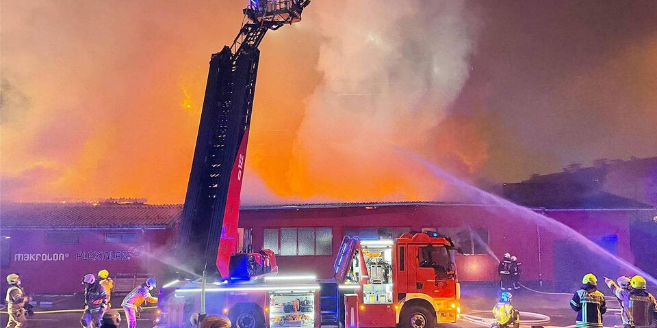 Großeinsatz in Tirol: Firmengebäude in Vollbrand