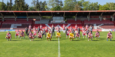 Erster Klub mit Corona-Mannschaftsfoto