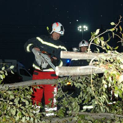 Im Bild: Die Florianijünger beim Aufräumen