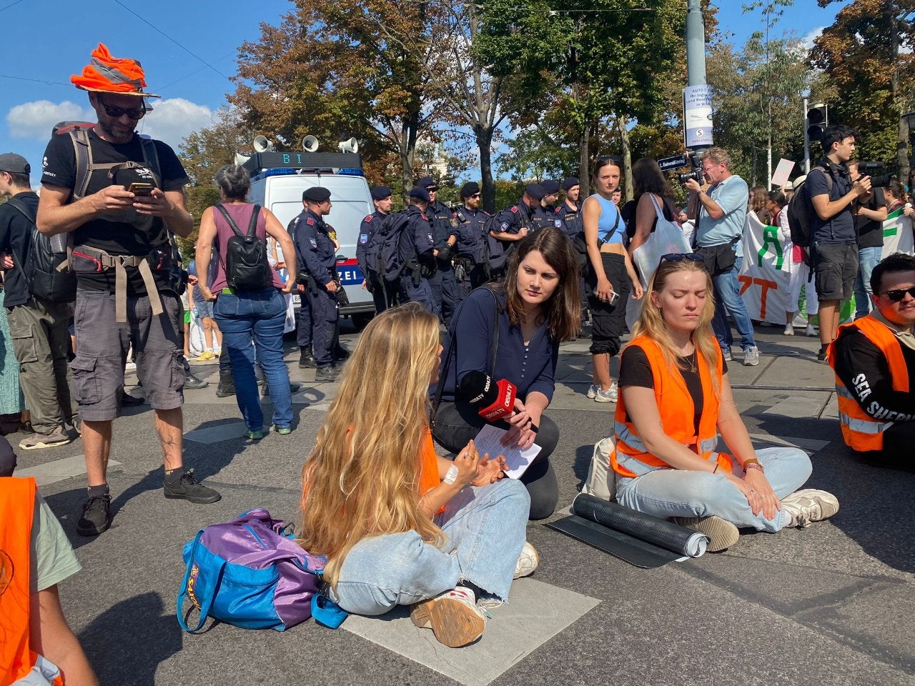 "Sit-in" der Klima-Kleber vor dem Parlament