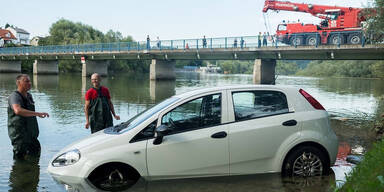Abgestelltes Auto überrollt Badegast in OÖ und landet im Fluss