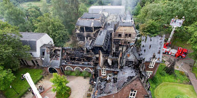 Rathaus nach Anschlag mit Autos abgebrannt 