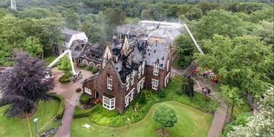 Rathaus nach Anschlag mit Autos abgebrannt 