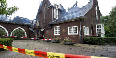 Rathaus nach Anschlag mit Autos abgebrannt 