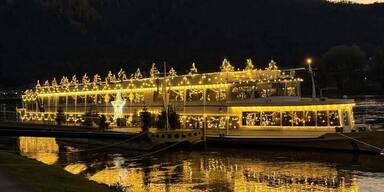 Schwimmender Adventmarkt lockt hunderte G&auml;ste