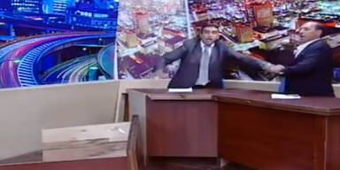 Video: Politiker zieht Waffe bei TV-Duell