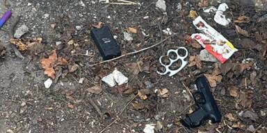 Kinder finden Waffen auf Spieplatz