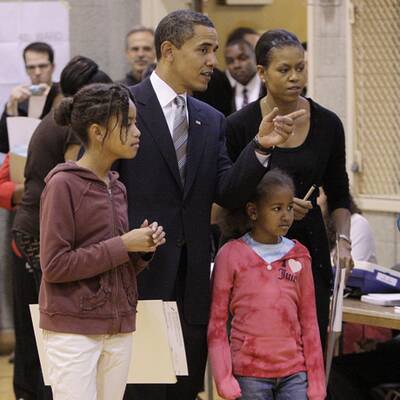First Daddy: Obama bringt Töchter zur Schule