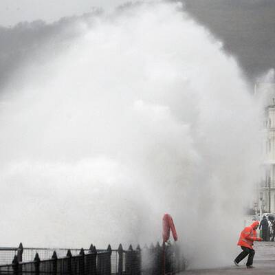 23:55 Zirkuszelt stürzt ein