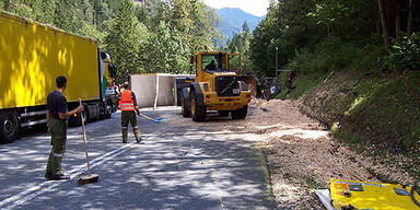 Umgekippter Lkw verteilte Hackschnitzel auf B178
