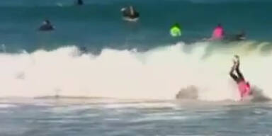 Australien: Wal schl&auml;gt Surfer bewusstlos