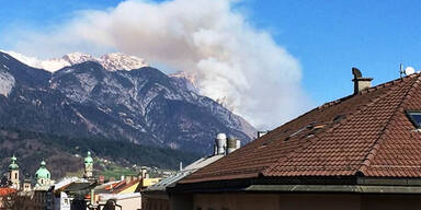 Waldbrand mit kilometerhoher Rauchsäule