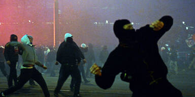 Spieler von Legia Warschau von eigenen Fans attackiert