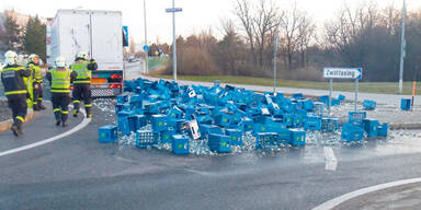 Kreisverkehr mit  Mineralwasser geflutet