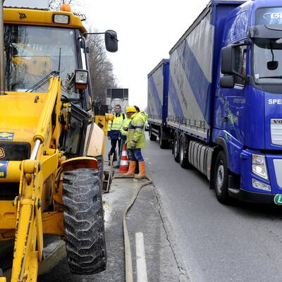 Wasserrohrbruch sorgt für Verkehrs-Chaos