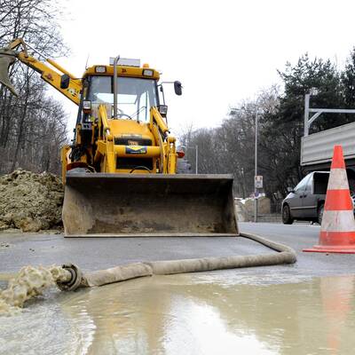 Wasserrohrbruch sorgt für Verkehrs-Chaos