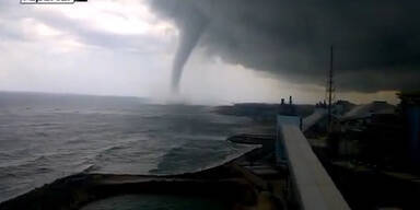 Wasserhose vor Strand in Italien