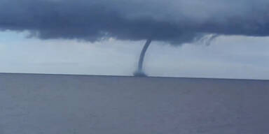 Wasserhose wirbelt in der Nordsee