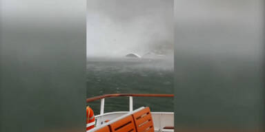 Tornado reißt Schiffe um