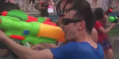 Mit Wasserpistolen gegen die Hitze