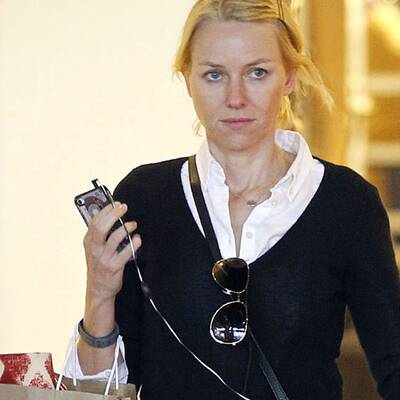Naomi Watts: Make-up-freier Shopping-Tag