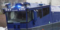 Polizei macht Wasser- Werfer mit Eiern kaputt