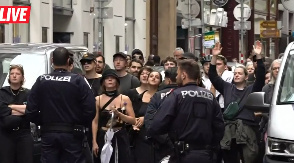 Zusammenstoß bei Identitären-Demo: Polizei rückt an