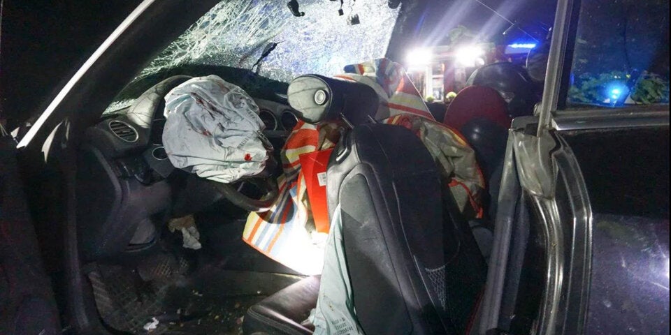 NÖ: Cabrio zerschellt bei Crash in Baum