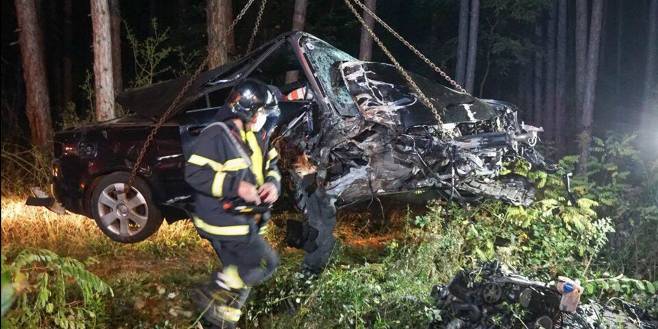 NÖ: Cabrio zerschellt bei Crash in Baum
