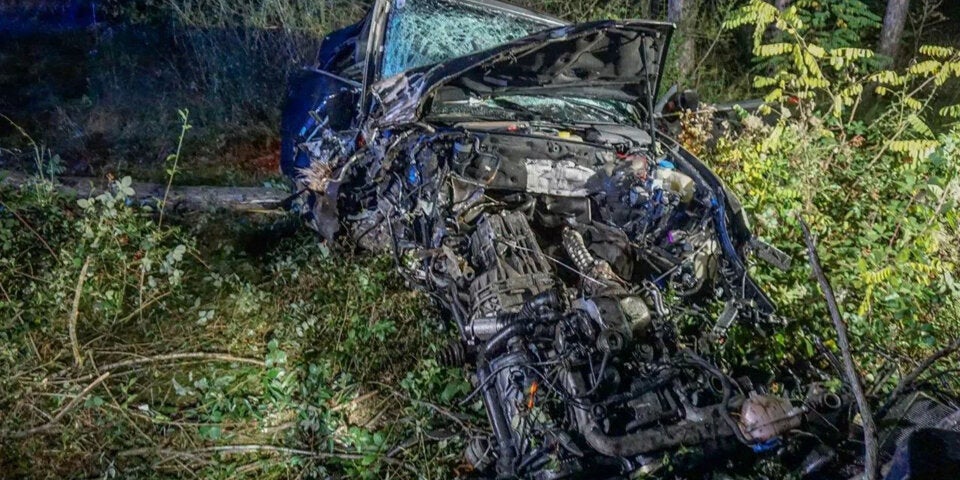 NÖ: Cabrio zerschellt bei Crash in Baum