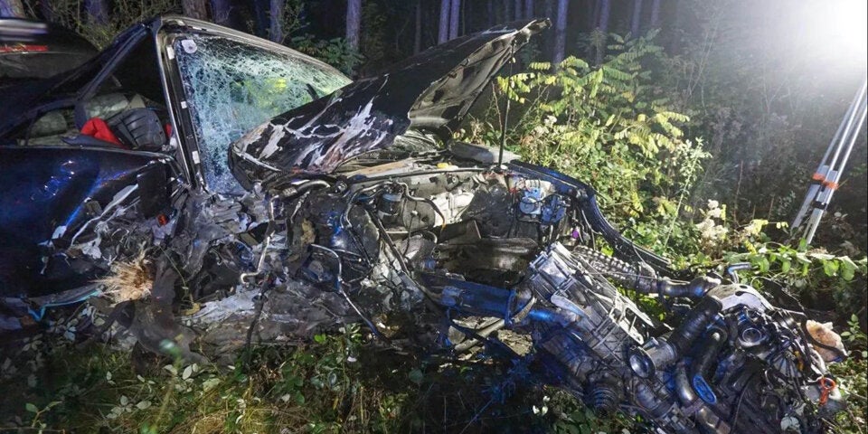 NÖ: Cabrio zerschellt bei Crash in Baum