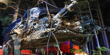 unfallauto nach crash gegen baum