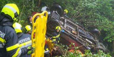Nasser Feldweg: Pkw st&uuml;rzt 200 Meter ab, Insassen schwer verletzt