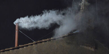 Wei&szlig;er Rauch nach Papst-Wahl