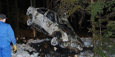 Wagen brennt aus - Lenker flüchtet