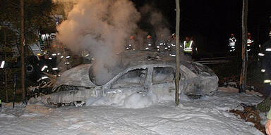 Wagen brennt aus - Lenker flüchtet