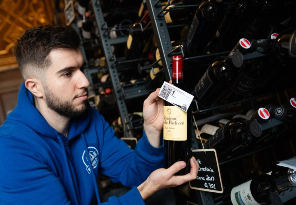 Alle Weine werden sorgfältig für die Versteigerung vorbereitet.