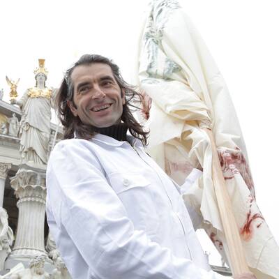 Künstler besetzt Parlament