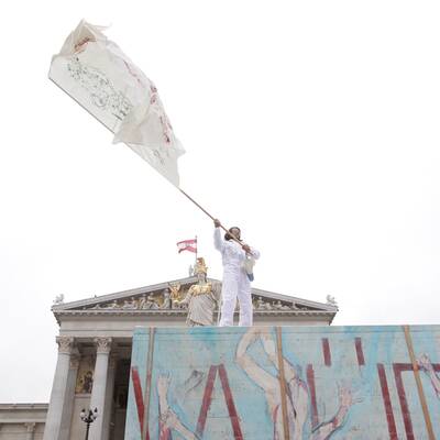 Künstler besetzt Parlament