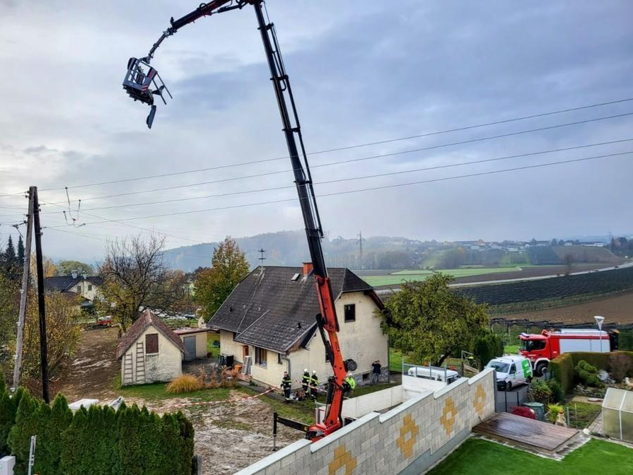 Spektakuläre Rettung: Arbeiter drohten von Kran abzustürzen
