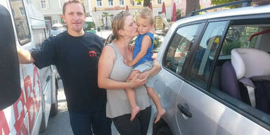 Pannenfahrer rettet Bub aus versperrten Auto