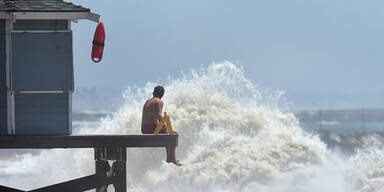 Monster-Wellen ziehen tausende Surfer an