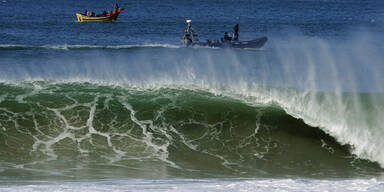 Monster-Welle reißt Studenten in den Tod