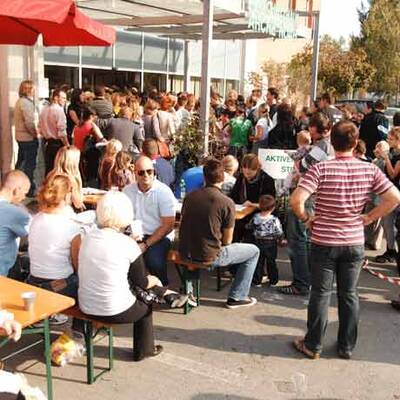 Die süßen Hundewelpen kriegen neue Besitzer