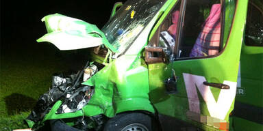 Mann rast frontal in Klein-Lkw - tot