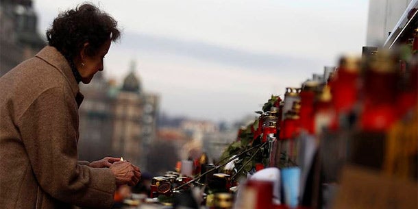 Trauernde am Wenzelsplatz in Prag
