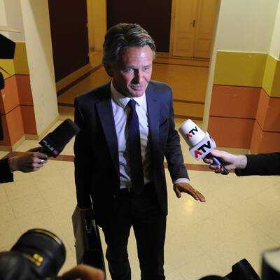 Er steht wegen Betrugsverdachts vor Gericht