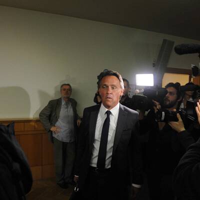 Er steht wegen Betrugsverdachts vor Gericht