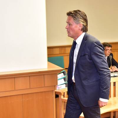 Er steht wegen Betrugsverdachts vor Gericht