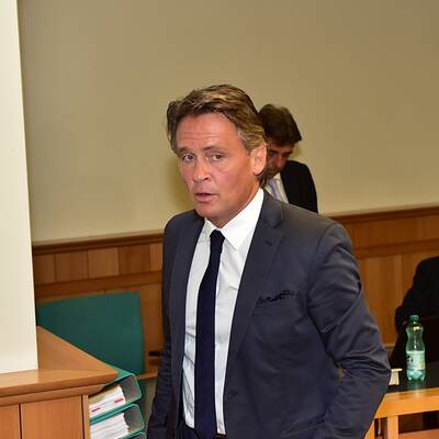 Er steht wegen Betrugsverdachts vor Gericht